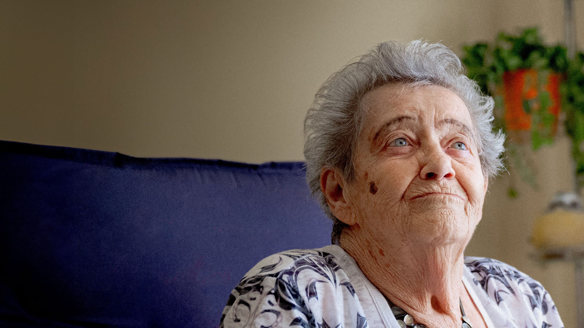 Nahaufnahme einer aelteren dame